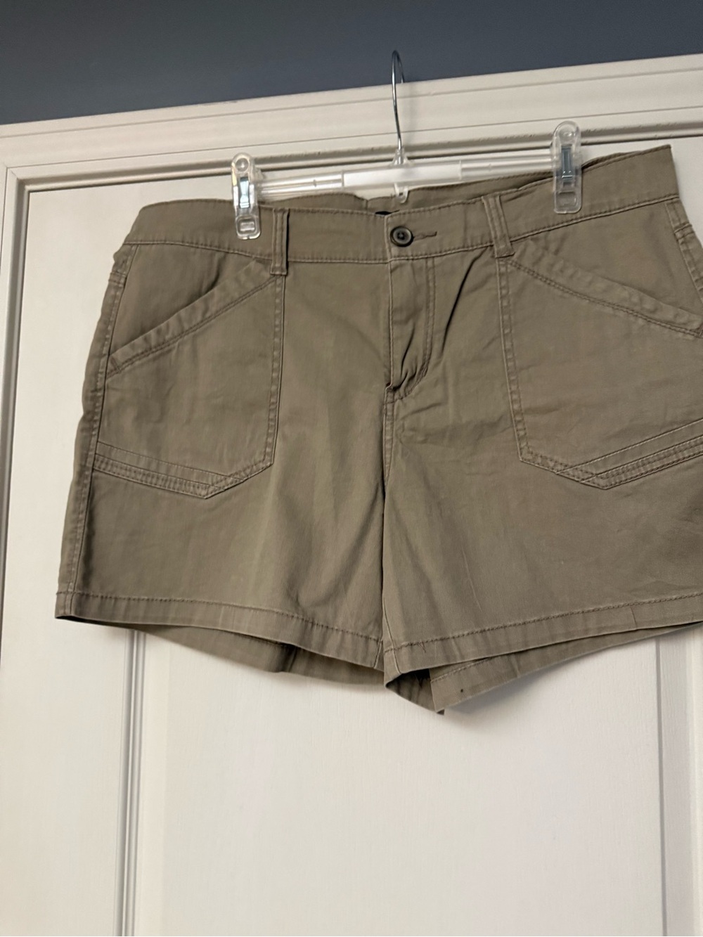 Utility-Style Women’s Shorts in Khaki